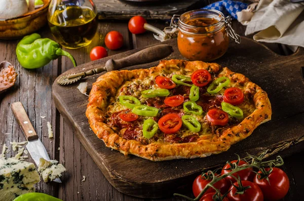 Rustikale Vintage Pizza Holzbrett Frische Lebensmittel — Stockfoto