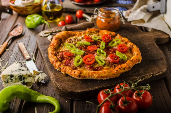 Rustikale Vintage Pizza Holzbrett Frische Lebensmittel — Stockfoto