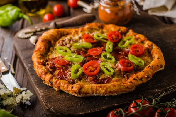 Rustik Eski Stil Vintage Pizza Ahşap Masa Taze Gıda — Stok fotoğraf