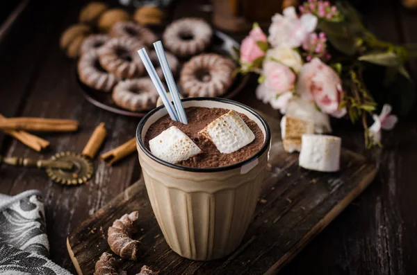 自制的黑热巧克力与棉花糖 食品摄影 — 图库照片