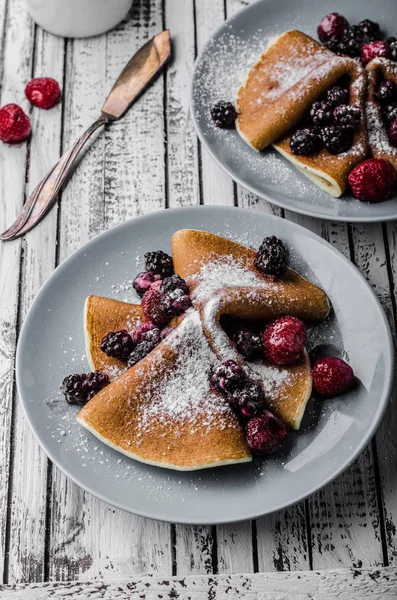 Crepes Caseros Con Bayas Congeladas Azúcar Rematada Tabla Madera Rústica — Foto de Stock