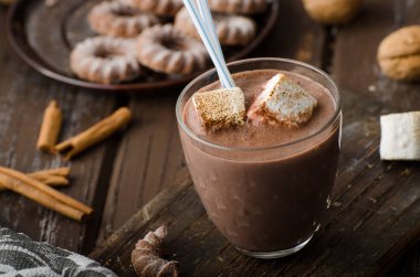 Ev yapımı karanlık sıcak çikolata şekerleme, gıda fotoğrafçılığı ile