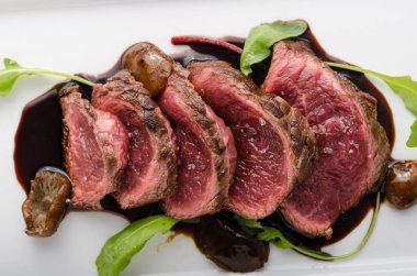 Ev yapımı sığır eti biftek nadir, biber ve tuz ve küçük salata