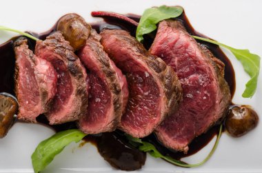 Ev yapımı sığır eti biftek nadir, biber ve tuz ve küçük salata