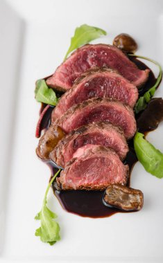 Ev yapımı sığır eti biftek nadir, biber ve tuz ve küçük salata