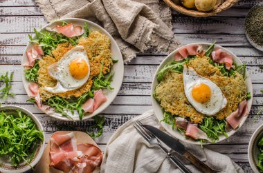Yumurta ve jambon, taze roka salatası ile patates pancakes