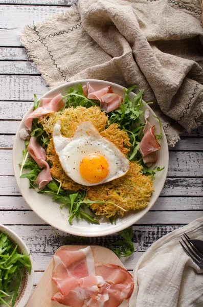 Panqueques Patata Con Huevos Jamón Ensalada Rúcula Fresca —  Fotos de Stock