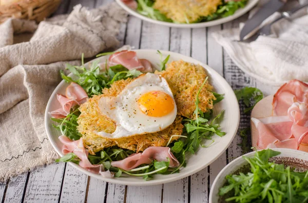 Panquecas Batata Com Ovos Presunto Salada Rúcula Fresca — Fotografia de Stock