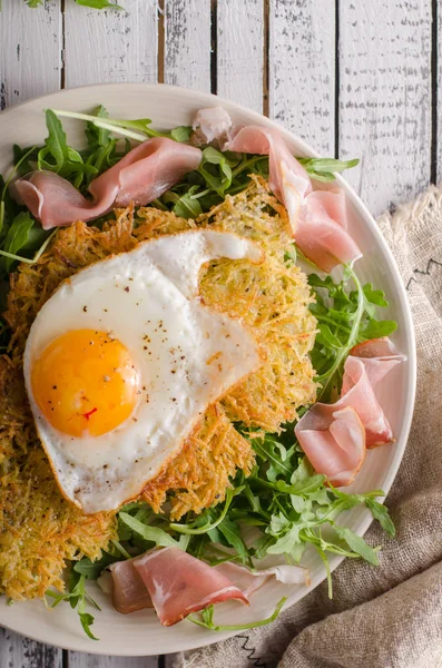 Panqueques Patata Con Huevos Jamón Ensalada Rúcula Fresca — Foto de Stock