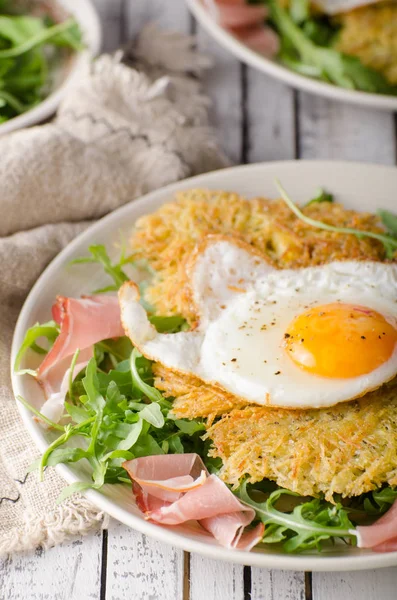 Panquecas Batata Com Ovos Presunto Salada Rúcula Fresca — Fotografia de Stock