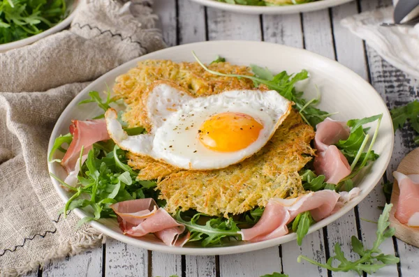 Pancake Kentang Dengan Telur Dan Ham Salad Arugula Segar — Stok Foto