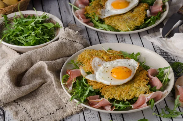 Panqueques Patata Con Huevos Jamón Ensalada Rúcula Fresca — Foto de Stock