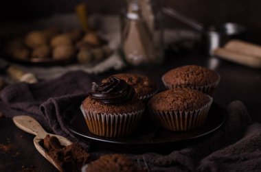 Tepesi, lezzetli ve basit tatlı çikolata ile ev yapımı çikolatalı kek