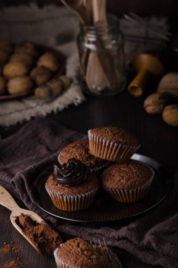 Tepesi, lezzetli ve basit tatlı çikolata ile ev yapımı çikolatalı kek