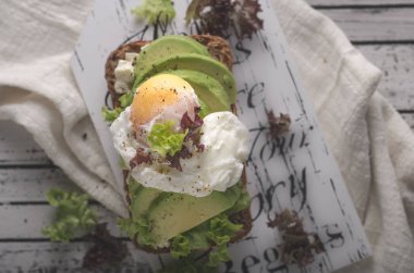 Ev yapımı avokado haşlanmış yumurta sandviç kepekli ekmek, yiyecek fotoğraf