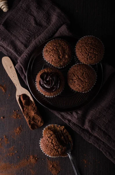 Hausgemachte Schokoladenmuffins Mit Schokoladenbelag Leckerem Und Einfachem Dessert — Stockfoto