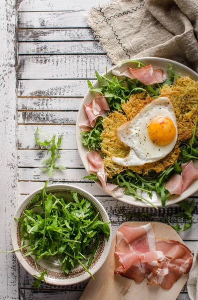 Potato Pancakes Eggs Ham Fresh Arugula Salad — Stock Photo, Image