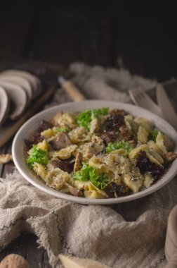 Ev yapımı tortellini mantar ve ceviz, vintage peçete ile basit gıda fotoğraf