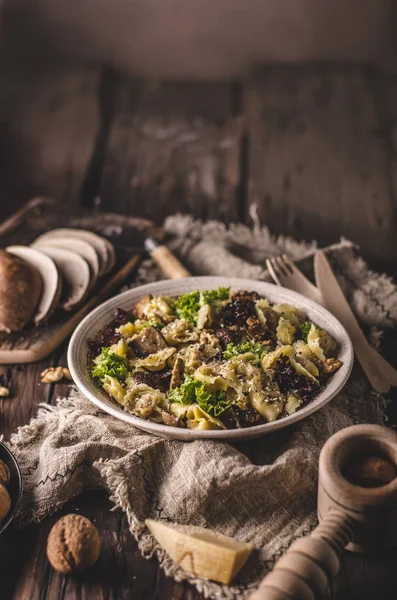 Domowej Roboty Tortellini Grzyby Orzechy Włoskie Proste Jedzenie Fotografia Vintage — Zdjęcie stockowe