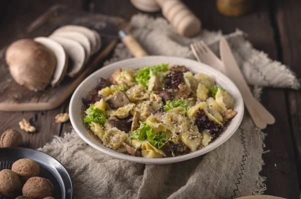 Tortellini Casero Con Setas Nueces Fotografía Comida Sencilla Con Servilleta —  Fotos de Stock