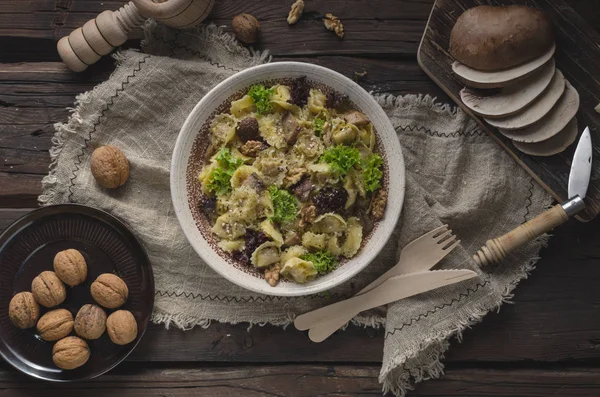 自制的托特利尼蘑菇和核桃 简单的食品摄影与老式餐巾纸 — 图库照片