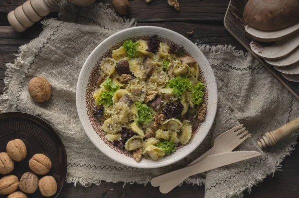 Tortellini Casero Con Setas Nueces Fotografía Comida Sencilla Con Servilleta —  Fotos de Stock