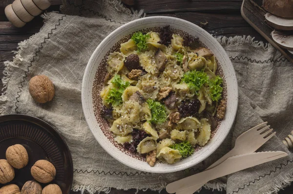 Tortellini Caseiro Com Cogumelos Nozes Fotografia Alimentos Simples Com Guardanapo — Fotografia de Stock