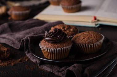 Tepesi, lezzetli ve basit tatlı çikolata ile ev yapımı çikolatalı kek