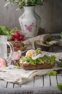 Ev yapımı avokado haşlanmış yumurta sandviç kepekli ekmek, yiyecek fotoğraf
