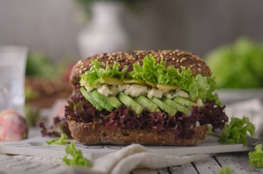 Ev yapımı avokado salata sandviç, kepekli ekmek, yiyecek fotoğraf