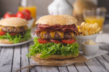 Ev yapımı bacon hamburger marul ve çedar, ev yapımı patates kızartması, gıda fotoğrafçılığı ile