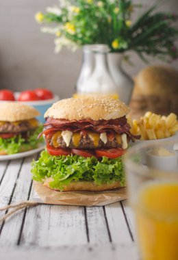 Ev yapımı bacon hamburger marul ve çedar, ev yapımı patates kızartması, gıda fotoğrafçılığı ile