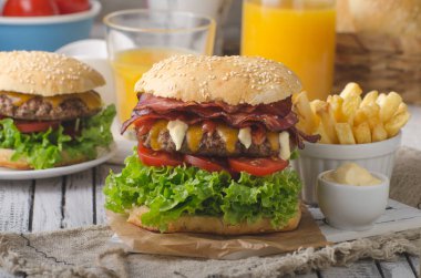 Ev yapımı bacon hamburger marul ve çedar, ev yapımı patates kızartması, gıda fotoğrafçılığı ile