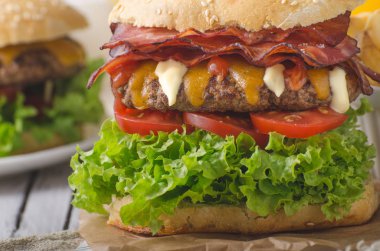 Ev yapımı bacon hamburger marul ve çedar, ev yapımı patates kızartması, gıda fotoğrafçılığı ile