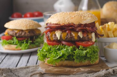 Ev yapımı bacon hamburger marul ve çedar, ev yapımı patates kızartması, gıda fotoğrafçılığı ile