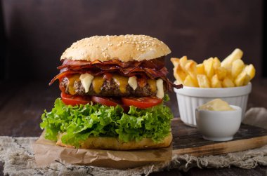 Ev yapımı bacon hamburger marul ve çedar, ev yapımı patates kızartması, gıda fotoğrafçılığı ile