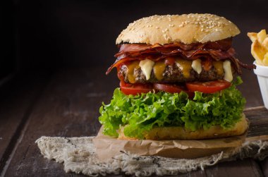 Ev yapımı bacon hamburger marul ve çedar, ev yapımı patates kızartması, gıda fotoğrafçılığı ile