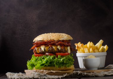 Ev yapımı bacon hamburger marul ve çedar, ev yapımı patates kızartması, gıda fotoğrafçılığı ile