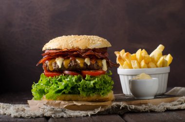Ev yapımı bacon hamburger marul ve çedar, ev yapımı patates kızartması, gıda fotoğrafçılığı ile