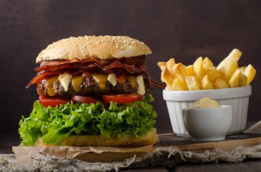 Ev yapımı bacon hamburger marul ve çedar, ev yapımı patates kızartması, gıda fotoğrafçılığı ile