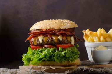 Ev yapımı bacon hamburger marul ve çedar, ev yapımı patates kızartması, gıda fotoğrafçılığı ile