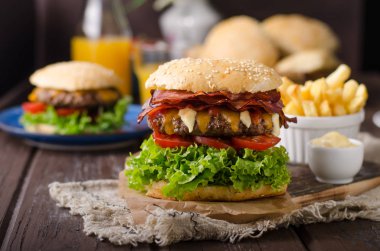 Ev yapımı bacon hamburger marul ve çedar, ev yapımı patates kızartması, gıda fotoğrafçılığı ile