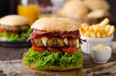 Ev yapımı bacon hamburger marul ve çedar, ev yapımı patates kızartması, gıda fotoğrafçılığı ile