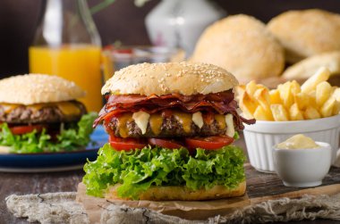 Ev yapımı bacon hamburger marul ve çedar, ev yapımı patates kızartması, gıda fotoğrafçılığı ile