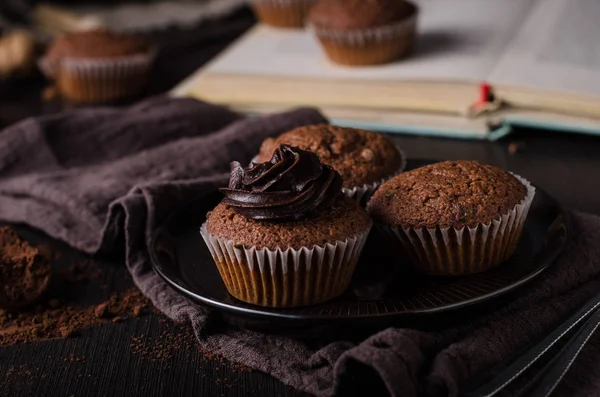 Tepesi, lezzetli ve basit tatlı çikolata ile ev yapımı çikolatalı kek