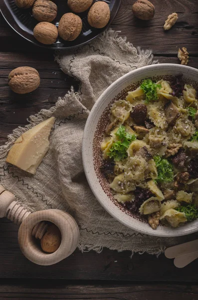 Tortellini Caseiro Com Cogumelos Nozes Fotografia Alimentos Simples Com Guardanapo — Fotografia de Stock