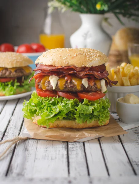 Boczek Domowy Burger Sałaty Cheddar Frytki Ziemniaczane Domowe Fotografia Żywności — Zdjęcie stockowe