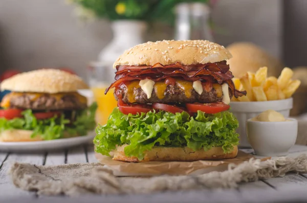 Ev yapımı bacon hamburger marul ve çedar, ev yapımı patates kızartması, gıda fotoğrafçılığı ile