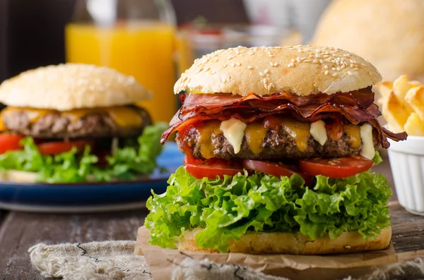 Ev yapımı bacon hamburger marul ve çedar, ev yapımı patates kızartması, gıda fotoğrafçılığı ile