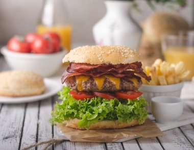 Ev yapımı bacon hamburger marul ve çedar, ev yapımı patates kızartması, gıda fotoğrafçılığı ile